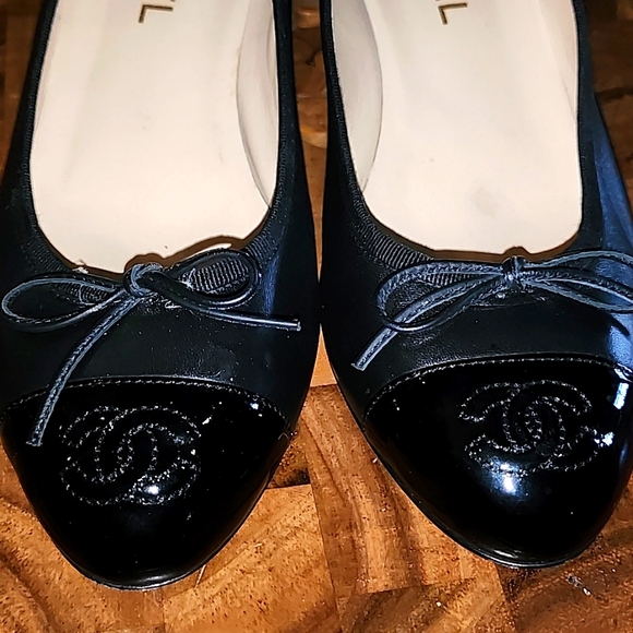 CHANEL Black Cap Toe Pumps Sz. 41 - Picture 2 of 9